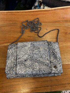 Stylish Crackle-Print Chain Shoulder Bag - White/Black